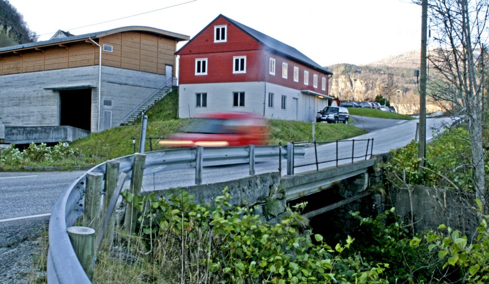 Kaldestad bru i Norheimsund er moden for utskifting. E. Opedal & Sønner bygger bruene som erstatter den.