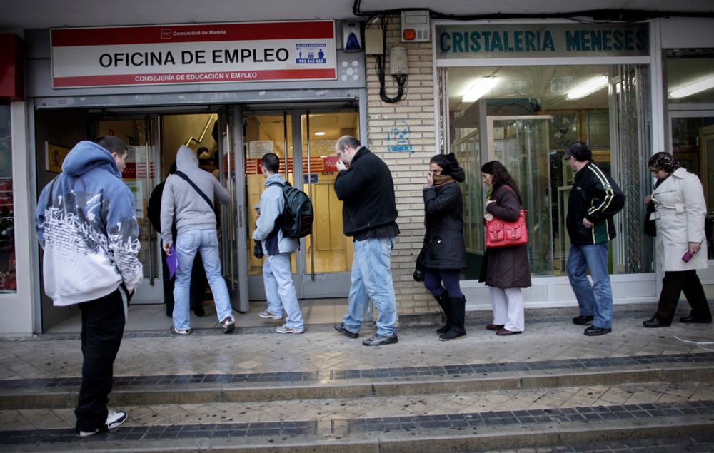 Arbeidsledige står i kø utenfor et arbeidsformidlingskontor i Madrid, fredag 2. desember 2011. I Spania er det opptil 4500 arbeidsledige ingeniører. Av 1563 kjemiingeniører er 1112 uten jobb per i dag.