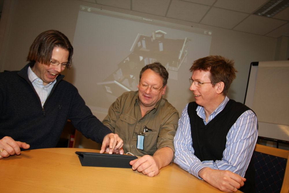 WOW: En entusisastisk Autodesk-selger Hans Cj\hristian Fossum fra NTI Nestor viser Edvin Gunnerud (plant designer) og Atle Matheussen hvordan tegninger kan vises fram og detaljer hentes ut på en iPad.