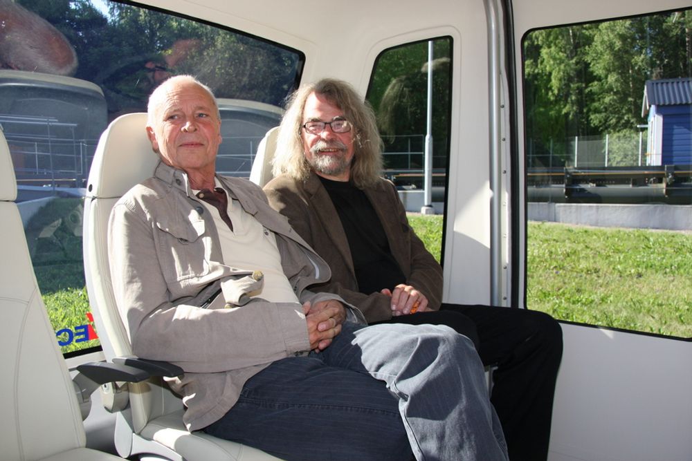 FREMTID: Trafikkplanlegger Jan Orsteen fra Multiconsult (til venstre) og forsker og universitetslektor Einar Flydal ser begge store muligheter for å tenke nytt i kollektivtrafikken. Her i en PRT-vogn på testbanen i Uppsala i Sverige.