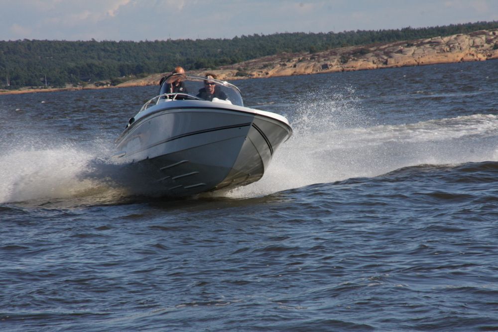 KJAPP: Hydrolift produserer raske båter med step-skrog. Bård Eker mener skrogtypen ikke kan lastes for ulykkene. Her demonstrere han rask sving med en 25-fots båt, uten at den tverer.
