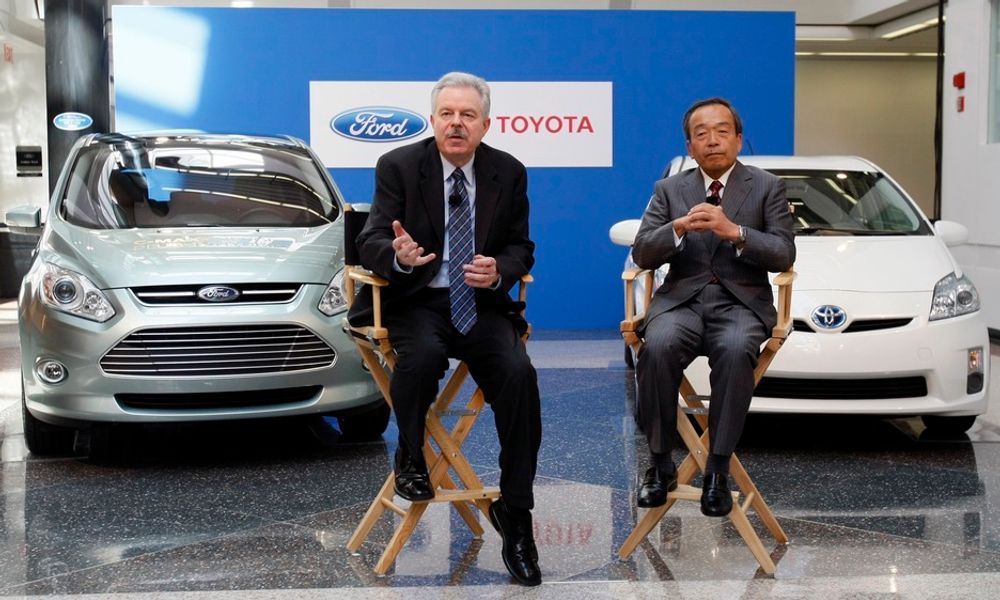 Utviklingsdirektørene i henholdsvis Ford og Toyota, Derrick Kuzak (t.v) og Takeshi Uchiyamada, presenterte det nye hybridsamarbeidet mandag.