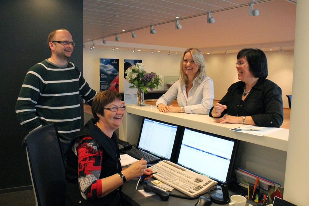 FEST: Alle de ansatte i Ulsteinkonsernet i Norge får utdelt bonus for 2010.  Geir Skjeret, Margit Nygjerde, Elisabeth Nytun Fredriksen og Anne Karin Nygjerde gledar seg over å få del av overskuddet.