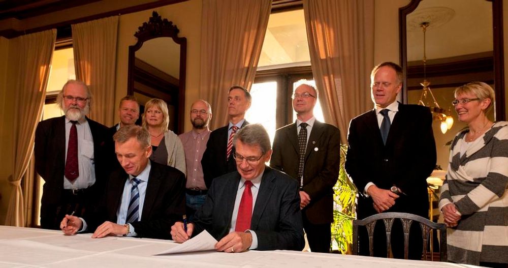 NY AVTALE: Samarbeidsavtalen ble undertegnet av konsernsjef Jon Erik Reinhardsen i PGS (t.v.) og  generalsekretær Øivind Andersen i Det Norske Videnskaps-Akademi fredag.