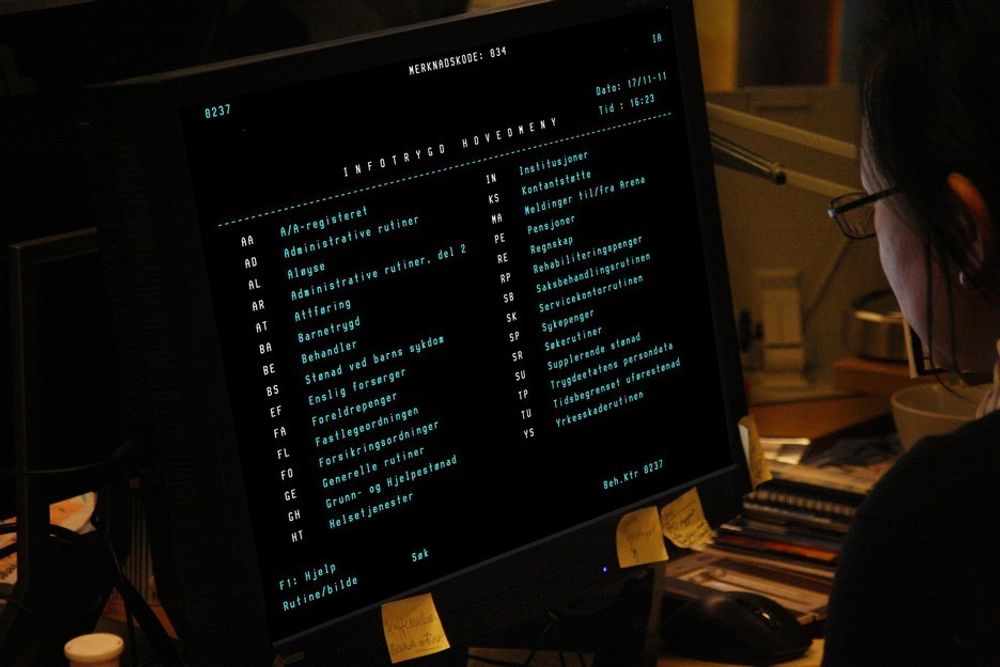 MODEN: Det er en stund siden de fleste jobbet med farget skrift på svart skjerm, og etter fem tiår ser det ut til å gå mot slutten også for Infotrygd.