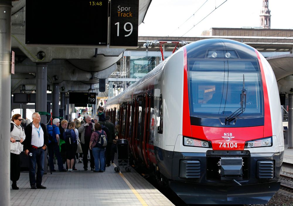 Mange skuelystne tok turen til Oslo S søndag for å se på NSBs nye tog.