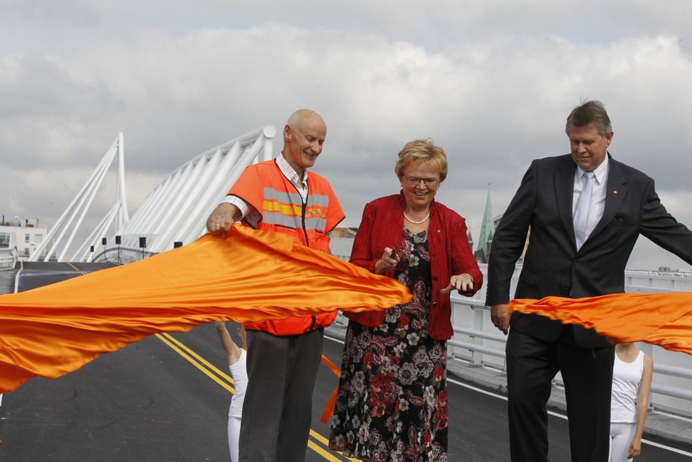 ÅPNET: Samferdselsminister Magnhild Meltveit Kleppa foretar den offisielle åpningen av Nordenga bru i Bjørvika. Til v. er prosjektsjef Stein Fyksen i Statens vegvesen, til h. er fungerende vegdirektør Lars Aksnes.