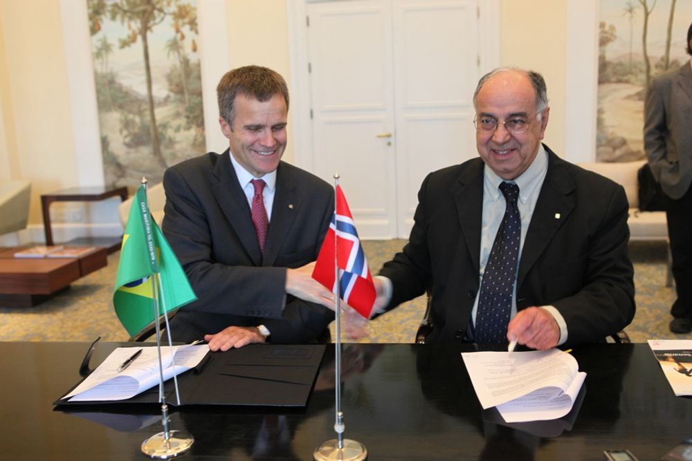 Helge Lund og Guilherme Estrella, direktør for leting og produksjon i Petrobras, signerer en intensjonsavtale mellom de to selskapene i Rio de Janeiro i dag.