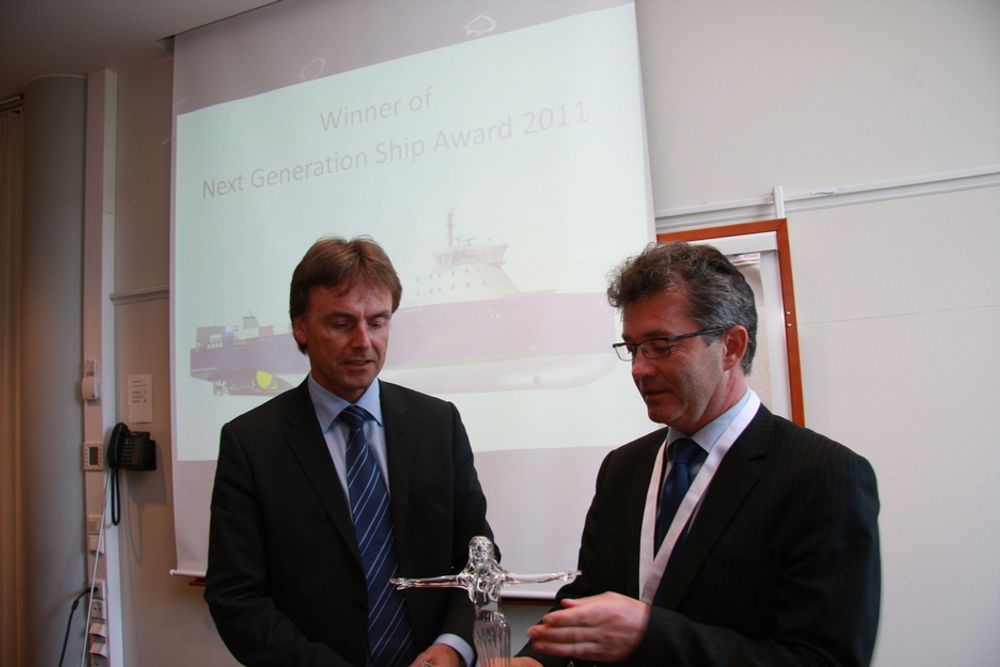 PRISVERDIG: Inge G. Bøen, direktør i Rolls-Royce Ship Technology and Systems og deisgn-sjef Per Egil Vedlog, Ship Technology i rolls-Royce med Nor-Shipping-prisen Next Generation Ship Award.