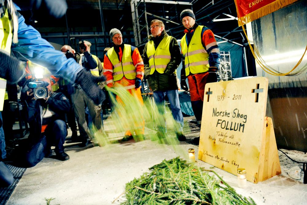SLUTT: Her begraver de demonstrerende Follum-ansatte 140 år med historie etter at bedriftsforsamlingen i Norske Skog gjorde endelig vedtak om å legge ned papirfabrikken på Follum utenfor Hønefoss.