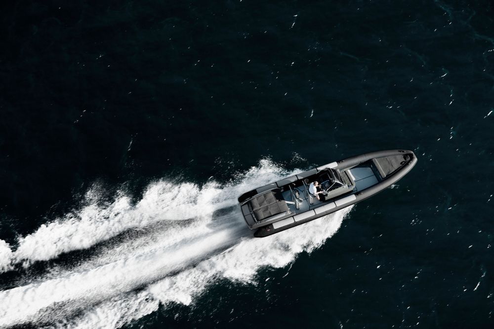 RASK: Goldfish 29 er designet og produsert i Norge. Den er kjent for å være svært rask. Med den raskeste motoren skal båten kunne gå i 80 knop, eller 150 kilometer i timen.