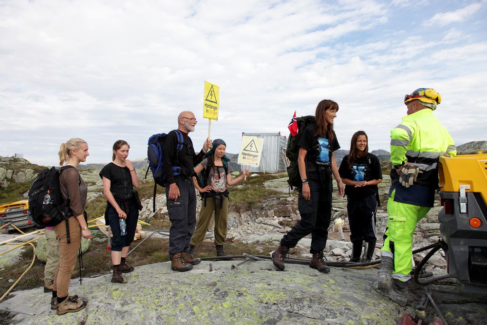 GEMYTTLIG TONE: Det ble ikke akkurat håndgemeng da Hardanger-aksjonisteen møtte linjebyggerne på fjellet over Ålvik forrige torsdag. Men arbeidet måtte innstilles.