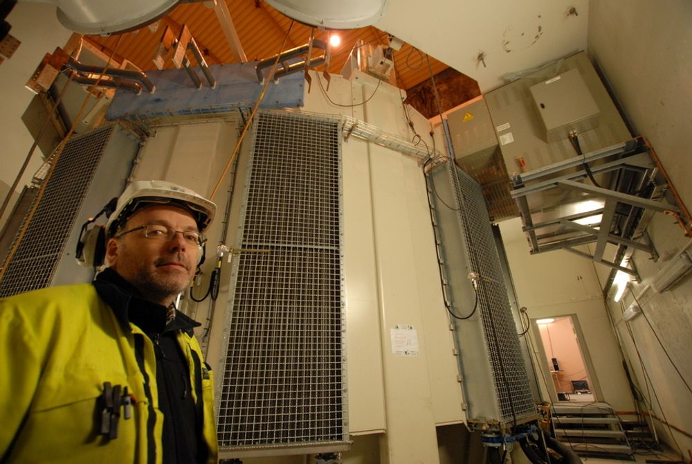 NY UTSETTELSE: Kraftverksjef Karl Svein Thorrud ved Svartisen kraftverk viste i desember fram statoren til det nye aggregatet. Ennå er ikke aggregatet i drift.