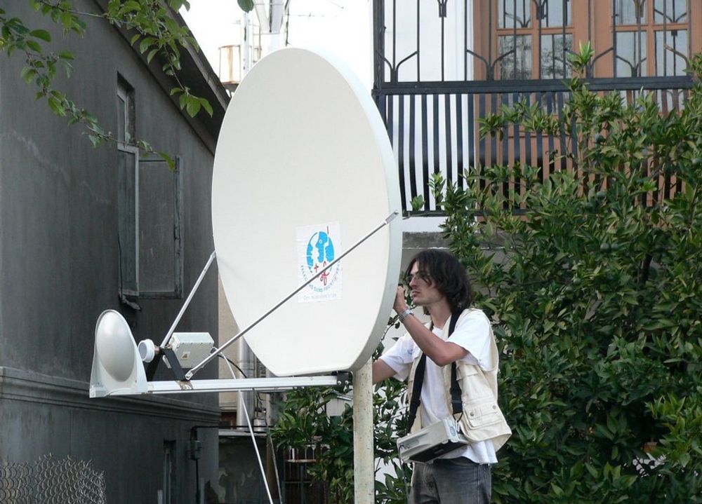 UT: Telekomteknikere fra TSF rakk å etablere nødkommunikasjon for redningsarbeiderne før de måtte evakueres fra Japan. Bildet er fra en tilsvarende operasjon i Georgia etter konflikten i 2008.