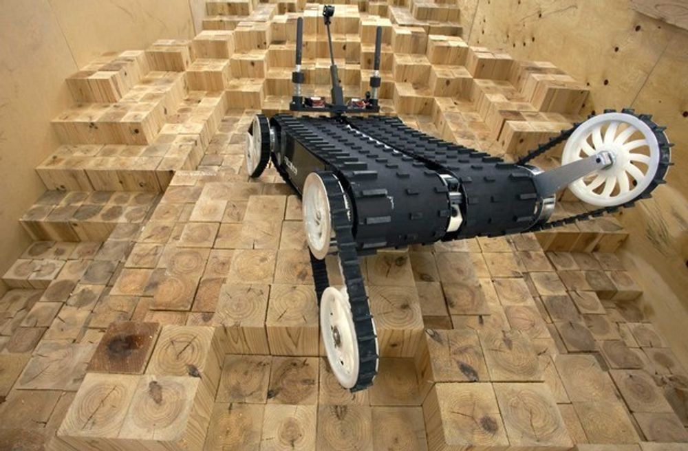 TÅLER MYE: Quince er en redningsrobot som ikke lar seg stoppe av trapper, fall - eller radioaktive utslipp fra kjernekraftverk.