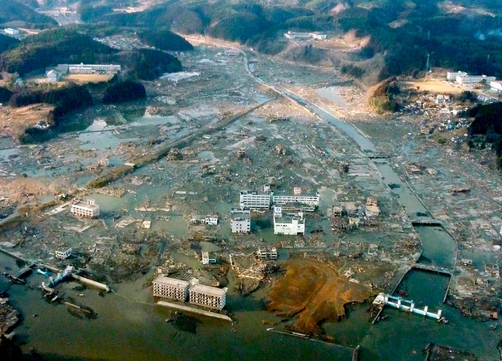 ILLE: Dette bildet, tatt fra et forsvarshelikopter lørdag, viser det som tidligere var sentrum i den japanske byen Minamisanriku.