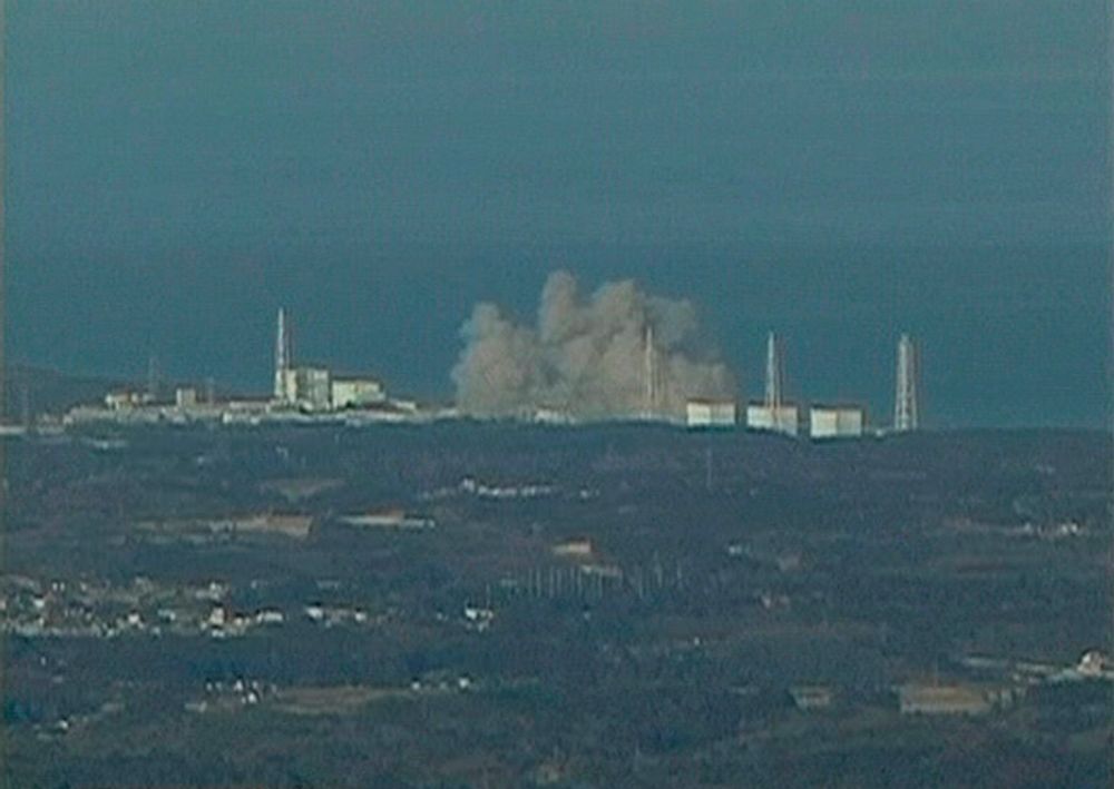 I RØYK: Fjernsynsbilder viser hvit røyk som stiger opp fra atomkraftverket i Fukushima. Dette er et bilde fra NTV Japan.