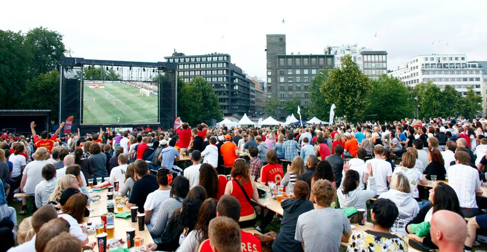 IKKE GRATIS: Fotballfans betalte for å komme inn på Kontraskjæret i Oslo og se finalen mellom Spania og Nederland i fotball-VM i Sør-Afrika. Noen av VM-kampene ble derimot gjemt bort på betalingskanaler. EU-domstolen har nå avgjort at medlemslandene har rett til å si at alle skal få se alle EM- og VM-kamper på gratiskanaler.