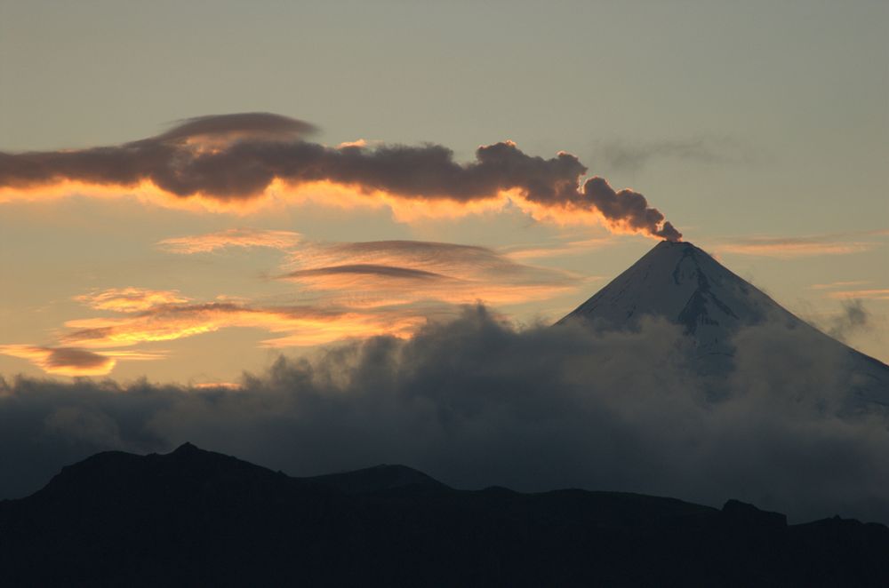 VULKANSKE UTSLIPP: Dette er Shishaldin-vulkanen på Unimak Island, en del av Izembek National Wildlife Refuge i Alaska. Menneskeskapte CO2-utslipp er rundt 135 ganger større enn alle verdens vulkaner, viser en fersk artikkel omtalt i tidsskriftet Eos.