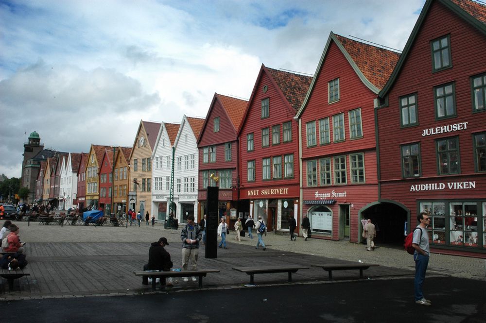 Den nylig vedtatte traséen for bybanen i Bergen skal gå under jorden like bak Bryggen. Det er meget utfordrende for en allerede synkende grunn, mener geologer. 