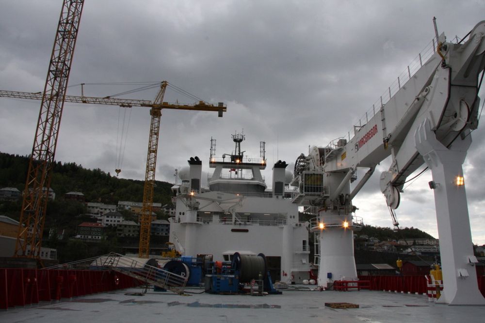 FINPUSS: Bare små detaljer gjensto dagen før overlevering av Fugro Symphiny fra Bergen Group BMV. Den 150 tonns store krana dominerer. Moonpoolen ligger litt bak og til venstre for krana og gir rolige forhold for konstruksjonsarbeider.