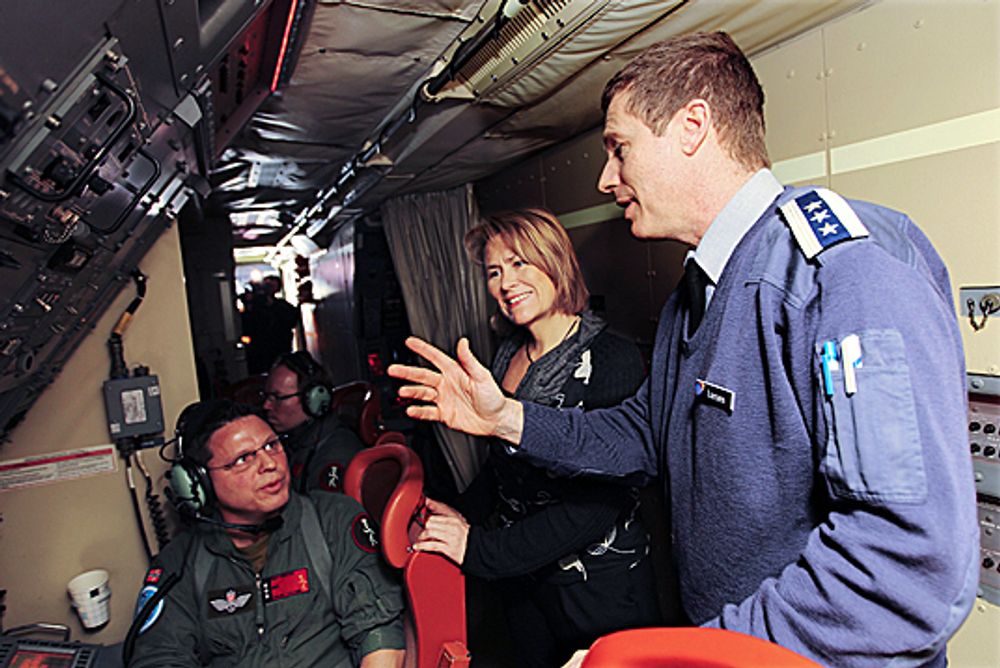SER SELV: Forsvarsminister Grete Faremo flyr med et P-3C Orion fly fra 333 skvadronen. Her får hun en innføring av systemene ombord av Sjef Luftving 133, Oberst Gerhard Larsen