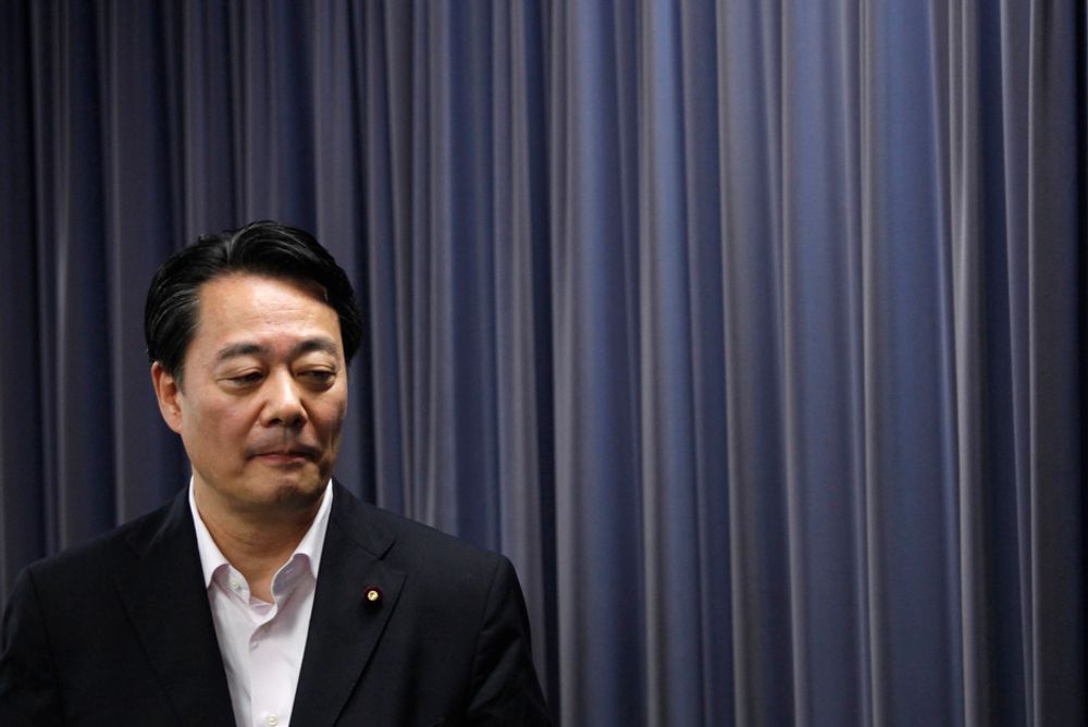 Teppet går ned for flere av økonomi-, handels- og industriminister Banri Kaiedas medarbeidere. Han vil blåse nytt liv i departementet som er ansvarlig for kjernekraftindustrien i Japan.