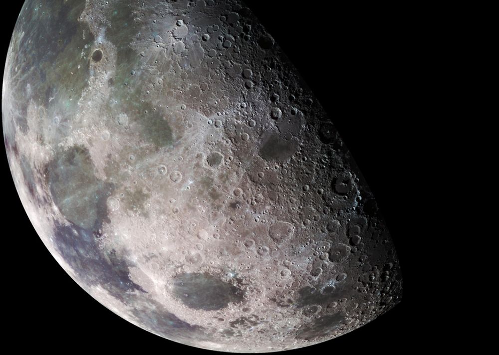 De to forskerne mener månelandskapet kan forklares med at månen kolliderte med en annen måne for flere milliarder år siden.