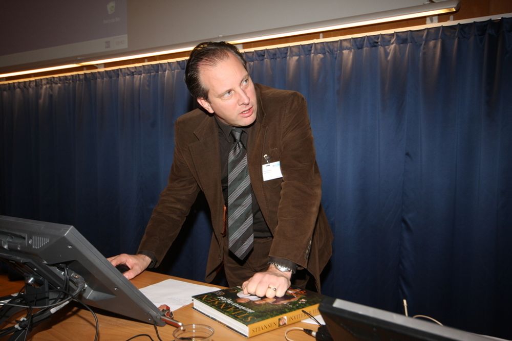 VENTETID: Jarl K. Fjerdingby i Samferdselsdepartementet regner ventetid når han skal hyre eksperthjelp til frekvensauksjonen.