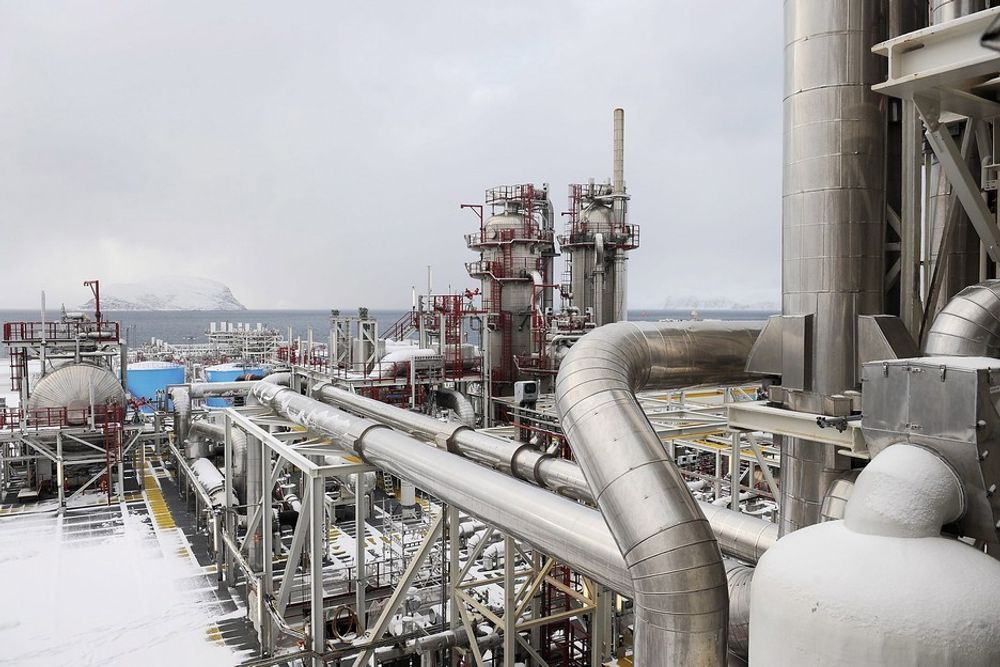MELKØYA: Redusert  fakling på Melkøya og produksjonsnedgang førte til utslippsreduksjoner i petroleumsbransjen.