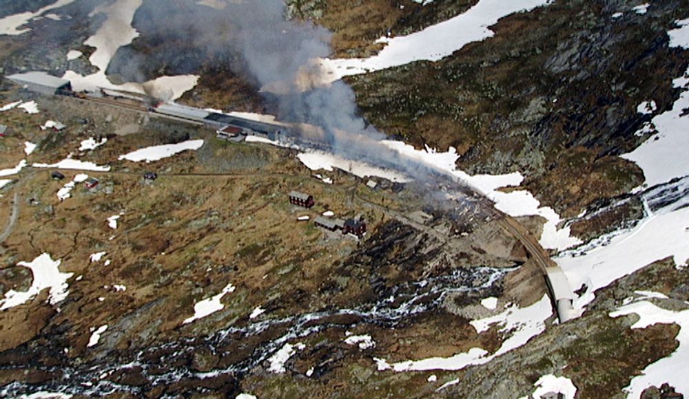 UNDERSØKES: Et togsett og et snøoverbygg tok fyr ved Hallingskeid på Bergensbanen torsdag. Antente sveiserester kan ha forårsaket brannen.