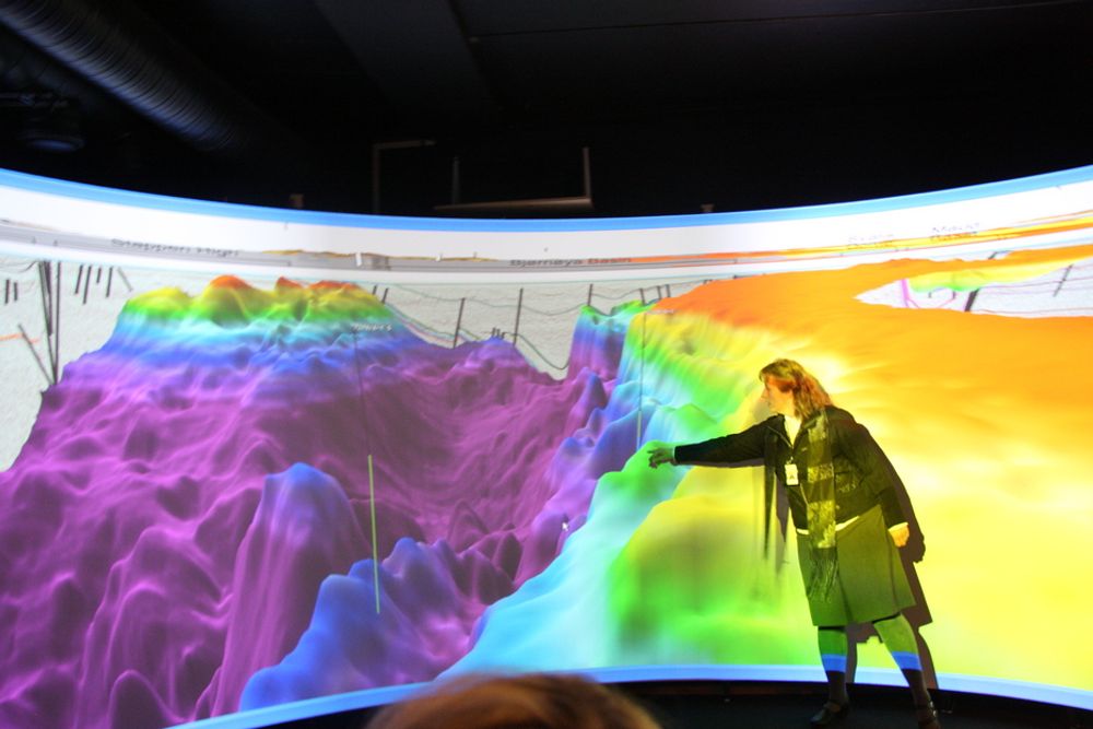 Jens Stoltenberg ble vist 3D-bilder fra Skrugard-funnet i Barentshavet. Statoil har gjort et gjennombrudd for måten de ser på området, og vil gå ut med nyheten snarlig.