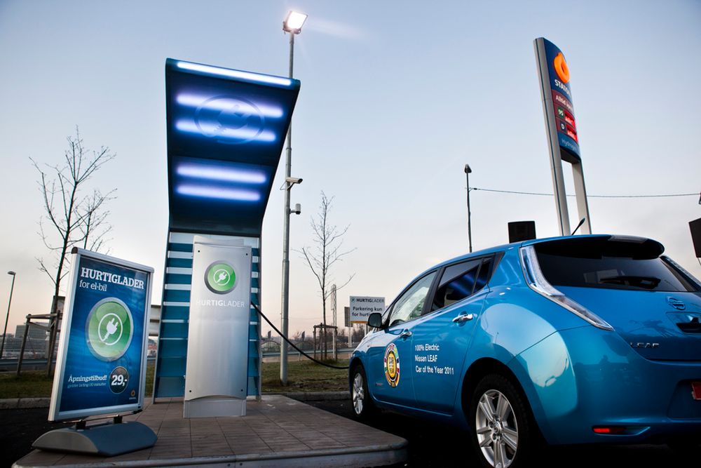 Etter loddtrekning vant Nissan og deres Leaf konkurransen om å være første bil til å benytte Statoils nye hurtiglader på Økern torsdag ettermiddag.