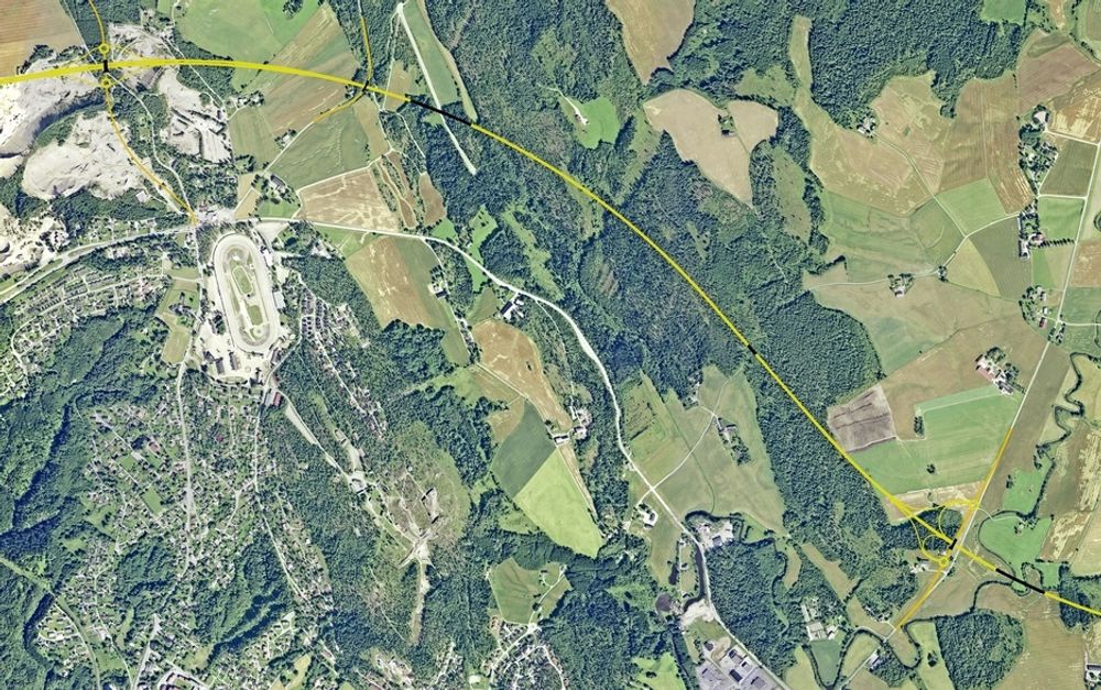 Den gule linjen markerer E 18. Momarken er øverst til høyre. Krysset nede til venstre er Homstvedtkrysset som er østre endepunkt for strekningen som er utlyst.
Ill.: Statens vegvesen
