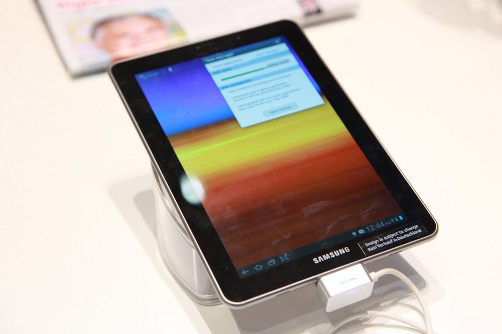 BORTE: Samsung får verken selge eller markedsføre Galaxy Tab 7.7 i Tyskland, og har derfor måttet trekke produktet fra IFA. Vi rakk å tafse litt på brettet før det forsvant.