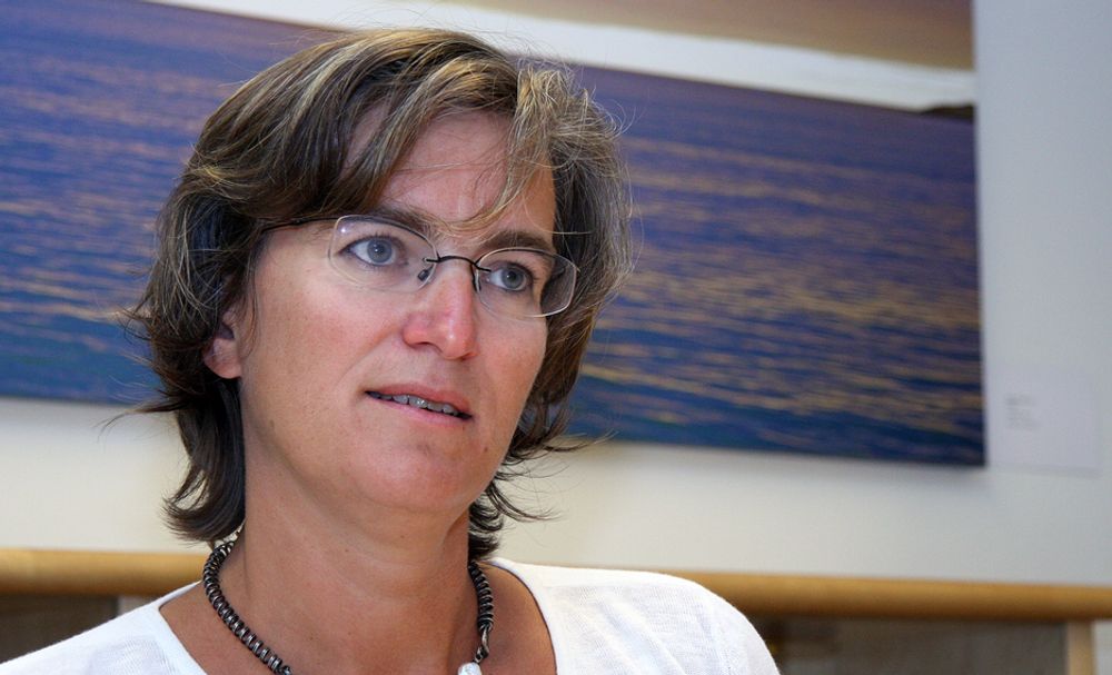Direktør Ellen Hambro i Miljødirektoratet reagerer sterkt på at Statoil brukte to år på å varsle om lekkasje på Njord-feltet i Nordsjøen. 