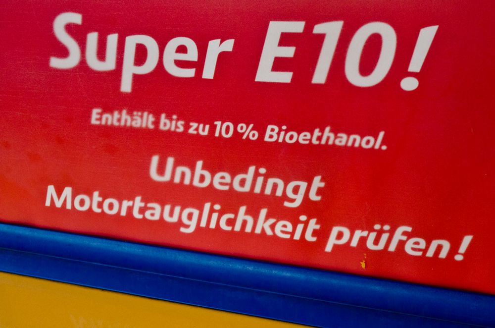 SUPER E10: Ikke fullt så supert, ifølge tyske bilister, som heller velger vanlig superbensin når de skal fylle tanken.