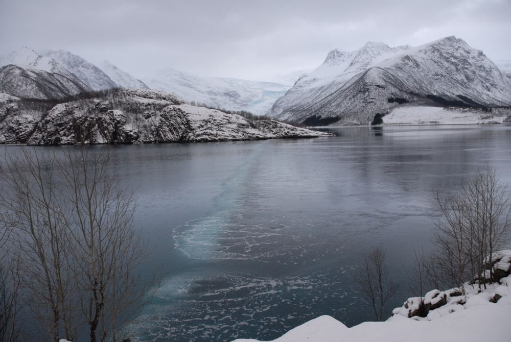 UTE: Fjorden ved Svartisen kraftverk gjøres isfri med et bobleanlegg som blander ferskvann og saltvann. Nå er det ingen produksjon.