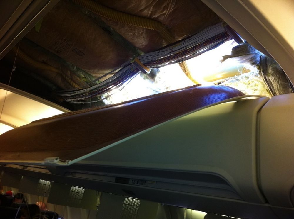 Her, over seterad 12 og 13, oppsto hullet i taket på 737-300-en fra Southwest Airlines.