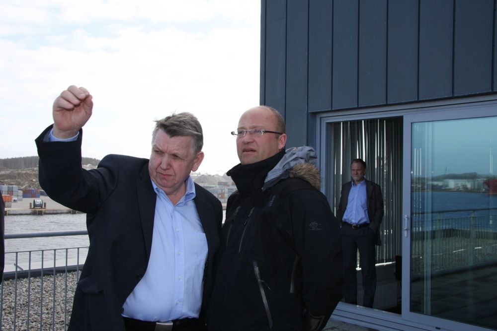 OPS: David S. Ottesen (adm.dir i Risavika Havn) i samtale med plan- og bygningssjef Ståle Undheim i Sola kommune. Kommunalsjef Arve B. Nylund bak.