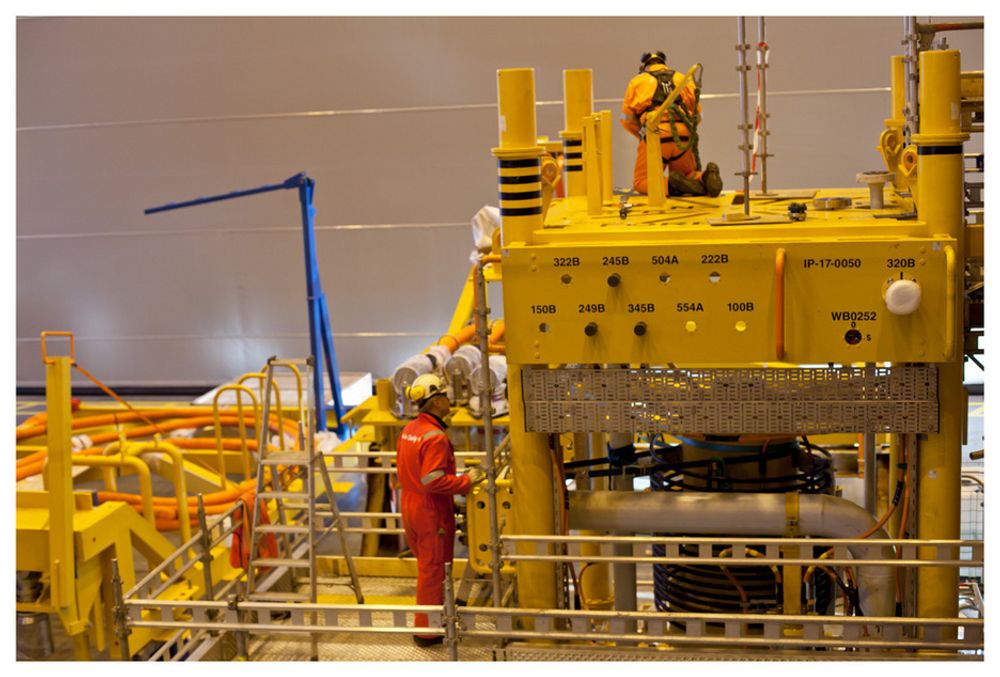 I tet med subsea gasskompresjon. Aker Solutions har bygget anlegget som i disse dager installeres på Åsgard-feltet med et spesialbygget kransystem på North Sea Giant.  Gasskompresjon forlenger levetiden og øker utvinningsgraden på feltet.