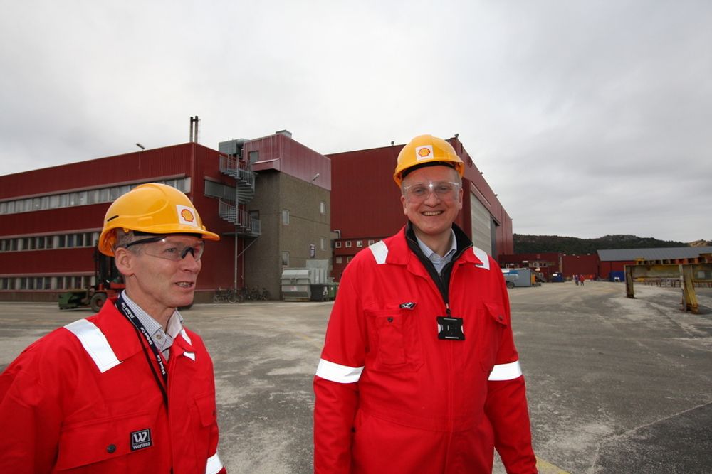 SHELLIG GRUNN: Prosjektleder for Ormen lamnge pilot, Mathias Owe og prosjektleder for Ormen Lange Fase 2, Bernt Garnås fra  Shell inspiserer anlegget i Egersund.