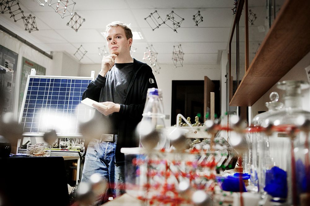 OPTIMIST: Per-Anders Hansen ved UiO tror stoffet han forsker på kan påføres både nye og gamle solceller for en billig penge.
