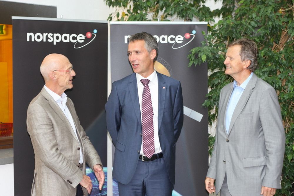 Fra venstre: adm. direktør i Norspace Sverre Bisgaard, Statsminister Jens Stoltenberg og Telenors konsernsjef Jon Fredrik Baksaas