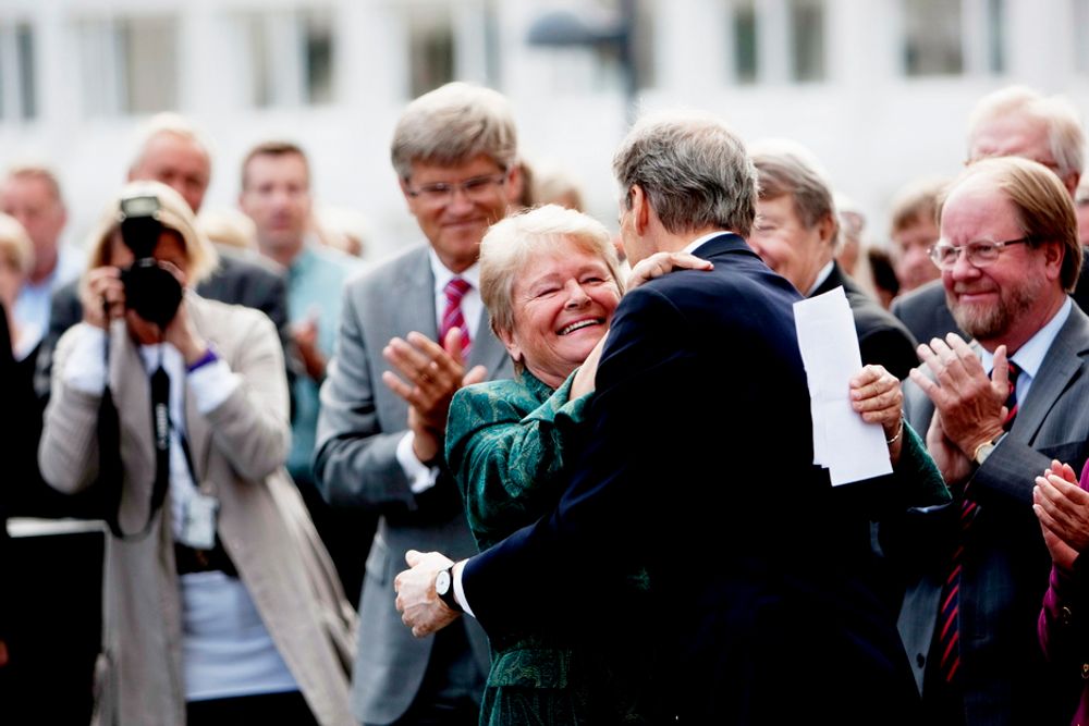 KOZ OG KLEMZ: Gro Harlem Brundtland klemte JOnas Gahr Støre da sistnevnte fylte 50 år.