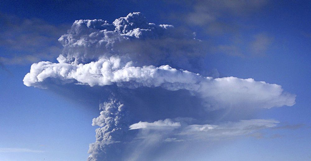 Røyk stiger fra vulkanen Grimsvötn under Vatnajökull på Island.