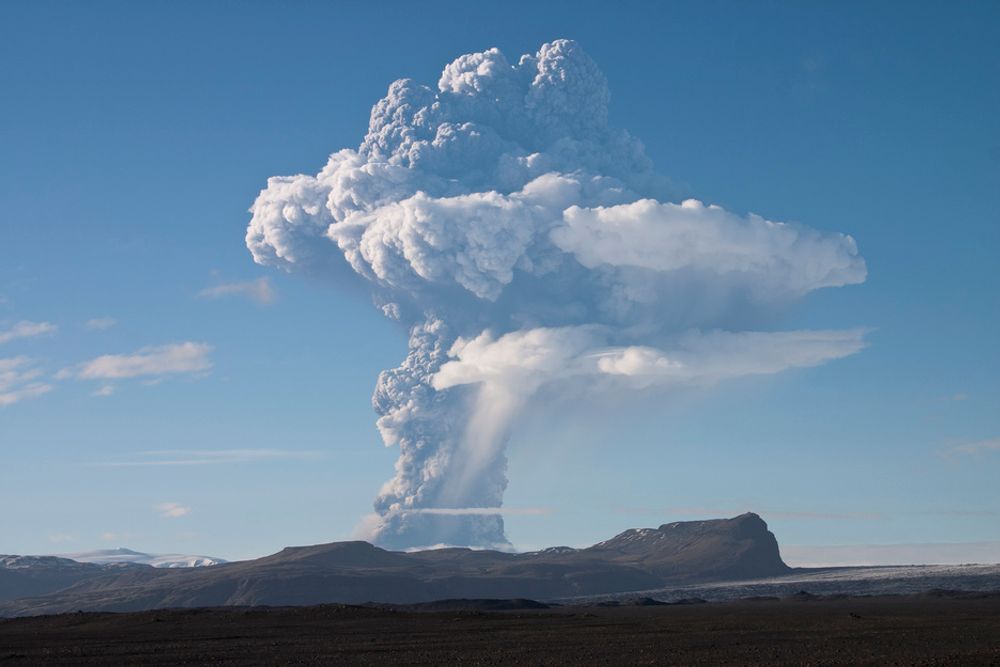 UTBRUDD: Røyk stiger fra vulkanen Grimsvötn under Vatnajökull på Island.