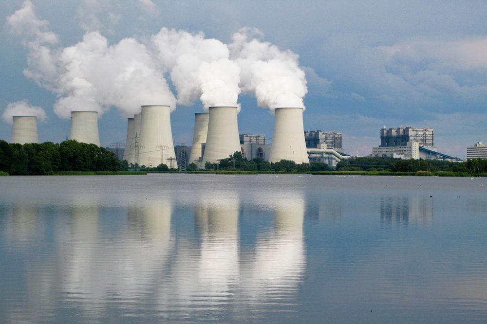 FINANSIERER FOSSILER: Kjøletårnene slipper ut damp ved dette kullkraftverket i tyske Brandenburg. Massive subsidier til fossil energi gjør at omstillingen til renere energiformer trues, mener Det internasjonale energibyrået IEA ifølge en ny rapport.