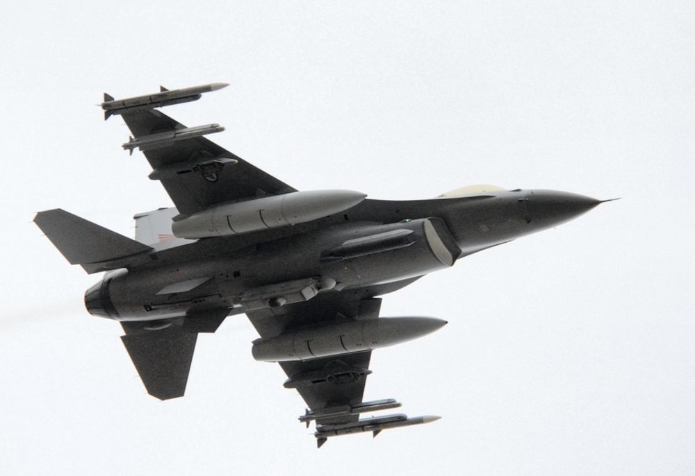 DYRE BOMBER: Her er ett av de norske F-16-flyene på vei fra Bodø til Libya. Bombene de slipper der teller ikke med i de 70 millioner kronene Forsvarsdepartementet regner med at Libya-innsatsen vil koste. Norske fly har trolig sluppet bomber for over 10 millioner kroner allerede.