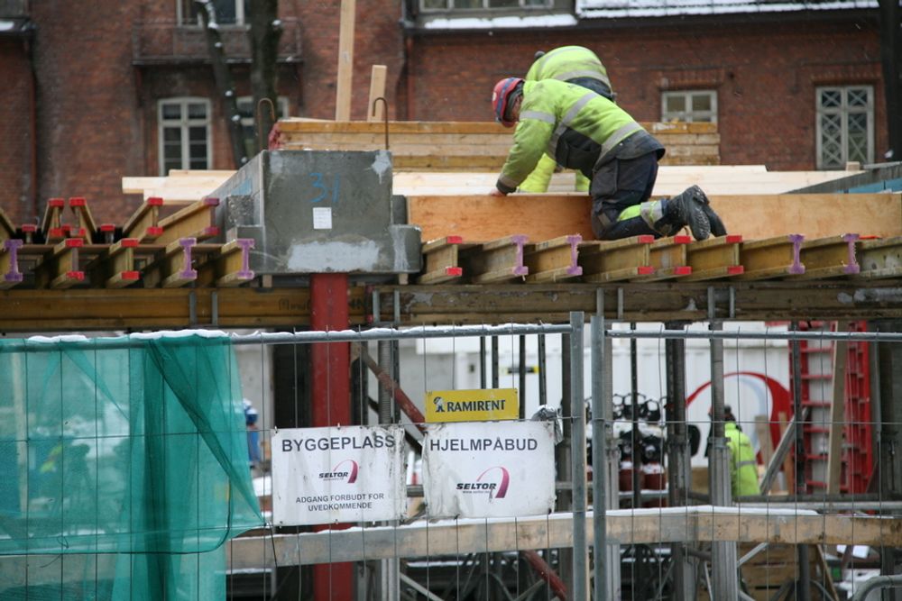 TALL: Tross hjelmpåbud er det mange arbeidsulykker på norske byggeplasser.